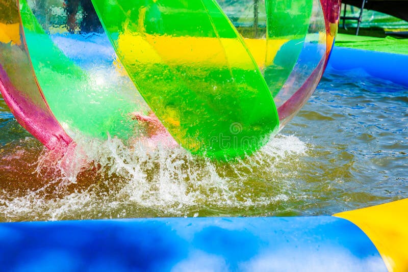 Zorbing in een kleine pool royalty-vrije stock afbeeldingen Zorbing in een kleine pool royalty-vrije stock afbeeldingen
