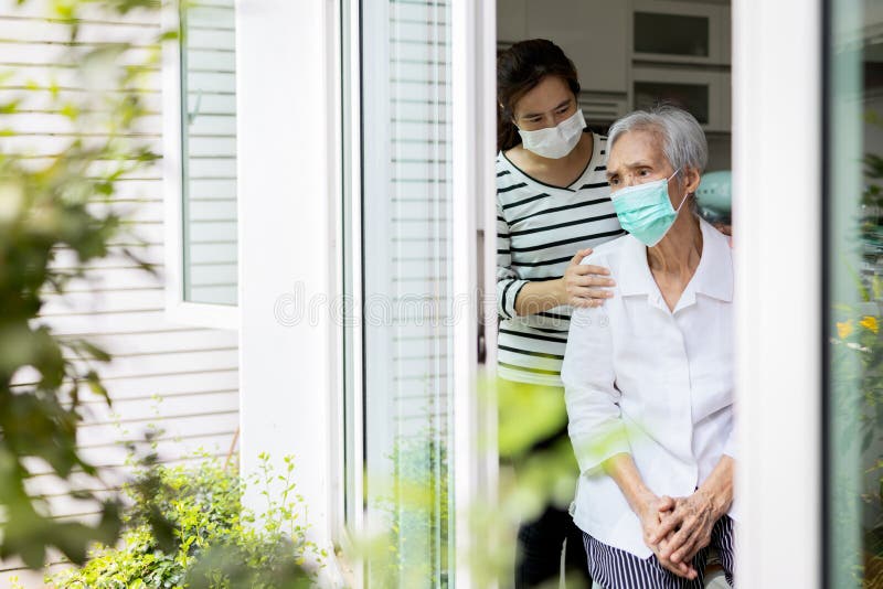 Zorgverlener vrouw verzorgt de oudere depressieve bejaarde bejaarde bejaarde bejaarde bejaarde bejaarde bejaarde bejaarde bejaarde