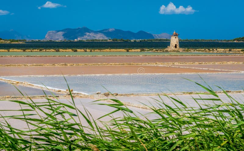 Zoute vlakten bij de natuurlijke reserve van Zoute dello Stagnone ` van ` dichtbij Marsala en Trapan, Sicilië stock afbeelding Zoute vlakten bij de natuurlijke reserve van Zoute dello Stagnone ` van ` dichtbij Marsala en Trapan, Sicilië stock afbeelding