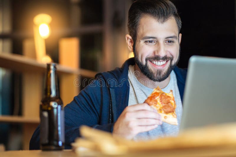Zrelaksowana męskiej osoby łasowania pizza zdjęcia royalty free Zrelaksowana męskiej osoby łasowania pizza zdjęcia royalty free