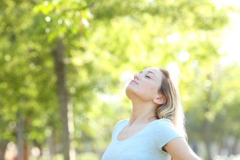 Zrelaksowany nastoletniej dziewczyny oddychania świeże powietrze w parku