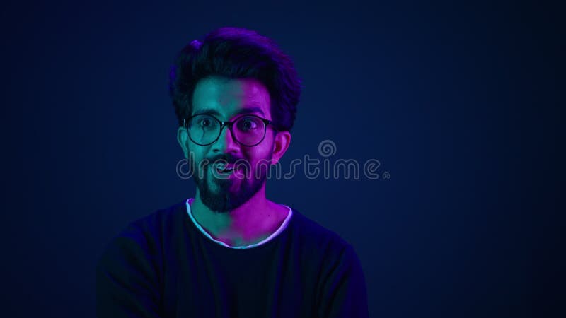 Zszokowany zdumiewający zdziw zdumiewający indyjski człowiek haker komputer futurystyczny użytkownik oprogramowania high-tech
