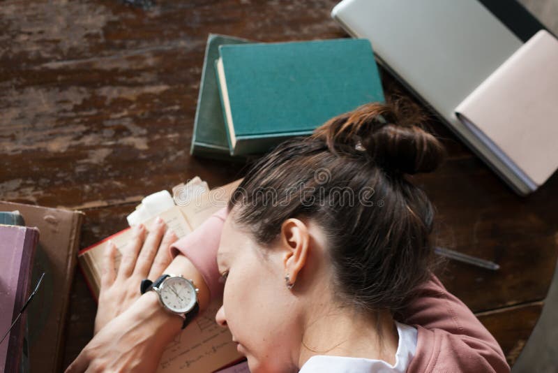 Zu wenig Zeit Ermüdete Frau schlief auf dem Stapel von Büchern und Noten ein, während sie sich auf Prüfungen vorbereitete Stress, stockfoto Zu wenig Zeit Ermüdete Frau schlief auf dem Stapel von Büchern und Noten ein, während sie sich auf Prüfungen vorbereitete Stress, stockfoto