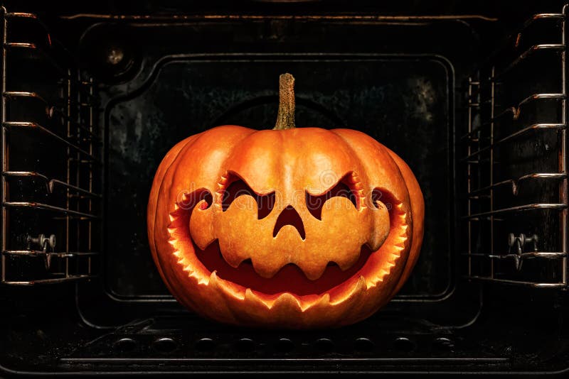 Zucca divertente di Halloween che somiglia ad una testa cinese del drago, arrosto fotografie stock libere da diritti Zucca divertente di Halloween che somiglia ad una testa cinese del drago, arrosto fotografie stock libere da diritti