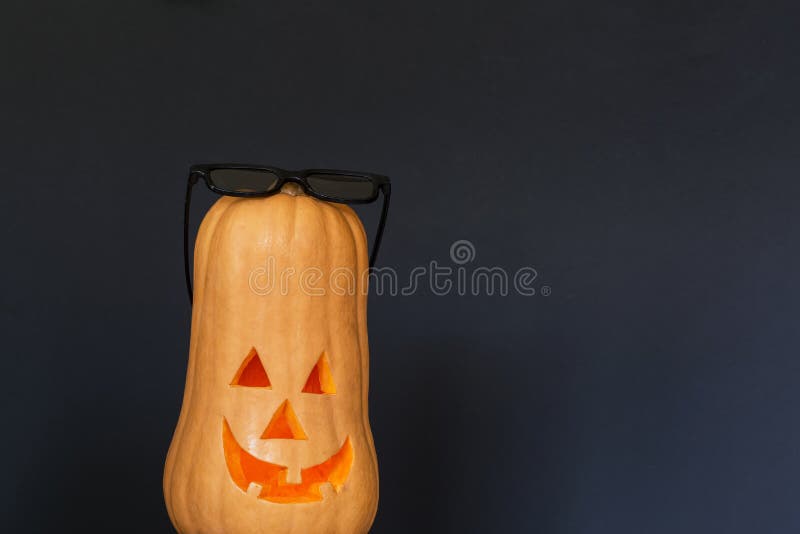 Zucca spaventosa di Halloween con gli occhiali da sole neri immagini stock libere da diritti Zucca spaventosa di Halloween con gli occhiali da sole neri immagini stock libere da diritti