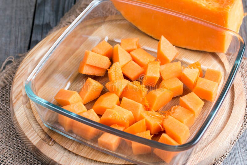 Zucca torta cubata in contenitori di stoccaggio di vetro immagine stock libera da diritti Zucca torta cubata in contenitori di stoccaggio di vetro immagine stock libera da diritti