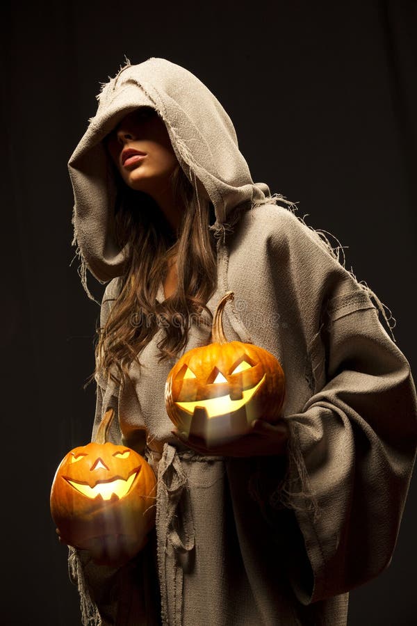 Zucche di Halloween della holding della donna fotografia stock Zucche di Halloween della holding della donna fotografia stock