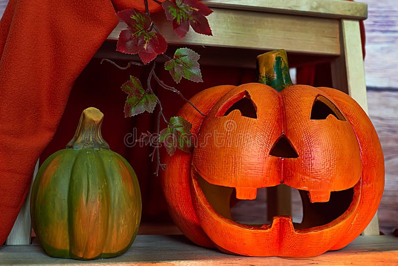 Zucche di Halloween sotto le scale sui precedenti di legno immagine stock libera da diritti Zucche di Halloween sotto le scale sui precedenti di legno immagine stock libera da diritti