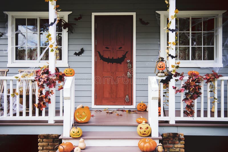 Zucche e decorazioni di Halloween fuori di una casa