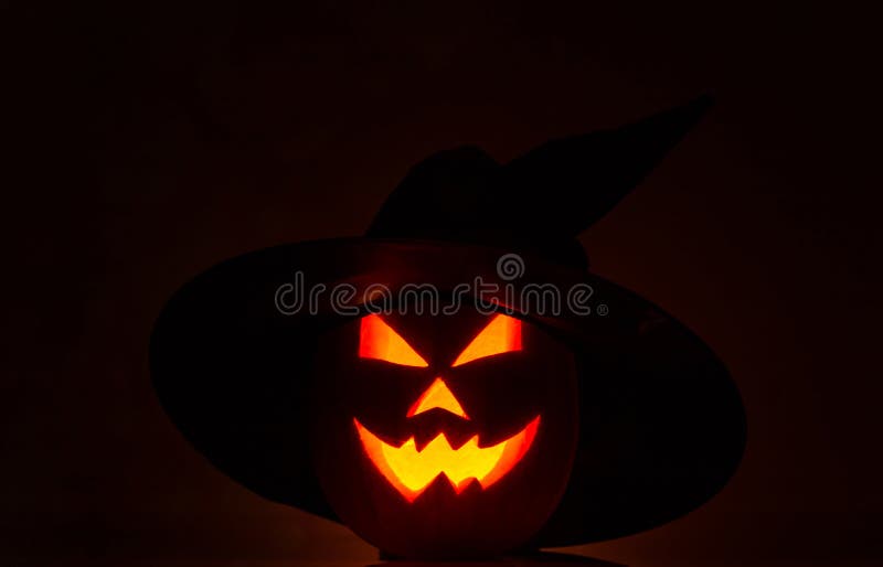 Zucche spaventose di Halloween isolate sul nero Scherzetto o dolcetto d'ardore spaventoso dei fronti fotografia stock libera da diritti Zucche spaventose di Halloween isolate sul nero Scherzetto o dolcetto d'ardore spaventoso dei fronti fotografia stock libera da diritti