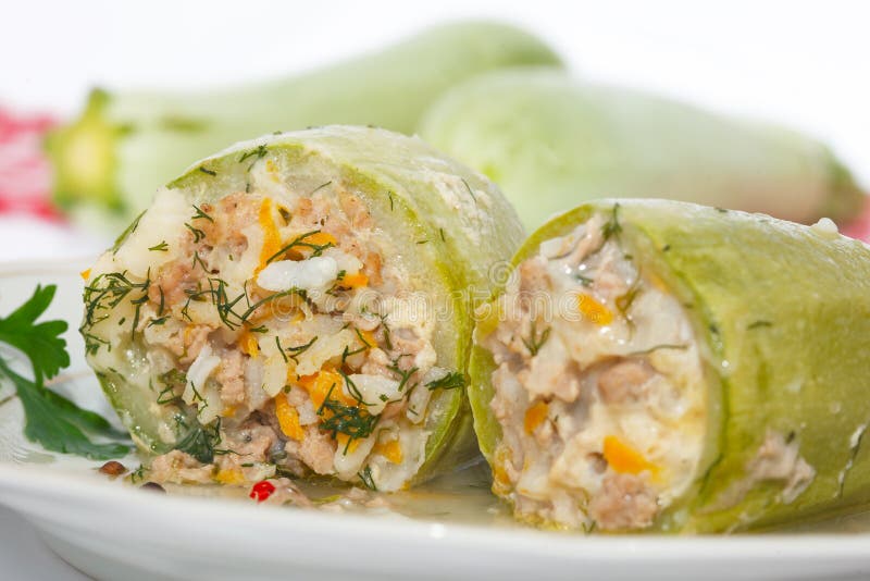 Zucchini farcito con riso, carne tritata e le verdure immagini stock libere da diritti Zucchini farcito con riso, carne tritata e le verdure immagini stock libere da diritti