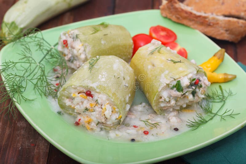 Zucchini farcito con riso, carne tritata e le verdure fotografia stock libera da diritti Zucchini farcito con riso, carne tritata e le verdure fotografia stock libera da diritti