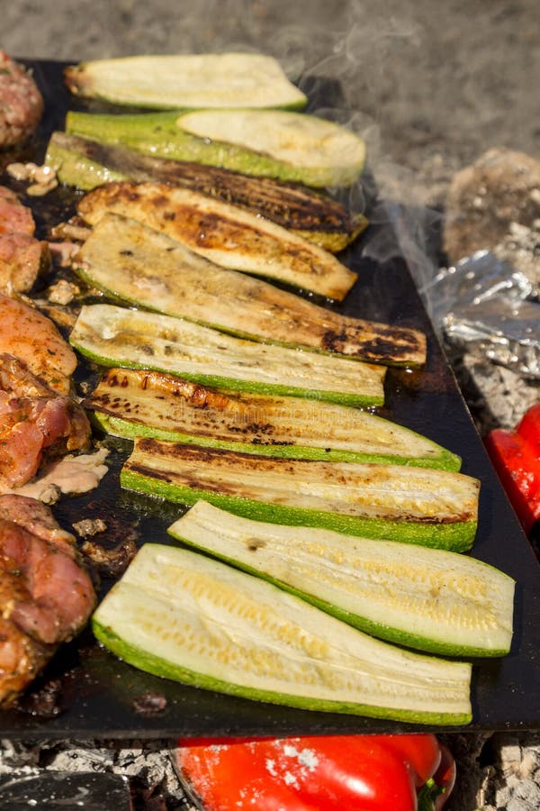 Zucchini, Fleischbällchen und Stechen beim Grillen Schließen lizenzfreies stockbild Zucchini, Fleischbällchen und Stechen beim Grillen Schließen lizenzfreies stockbild
