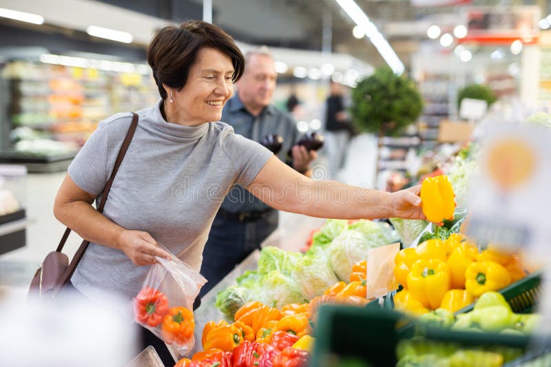 Zucchini fresco en el puesto del mercado imágenes de archivo libres de regalías