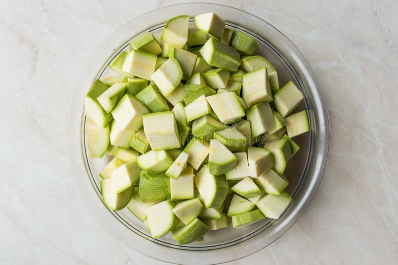 Zucchini/Zucchini hackten Würfel in der Glasschüssel lizenzfreie stockbilder Zucchini/Zucchini hackten Würfel in der Glasschüssel lizenzfreie stockbilder