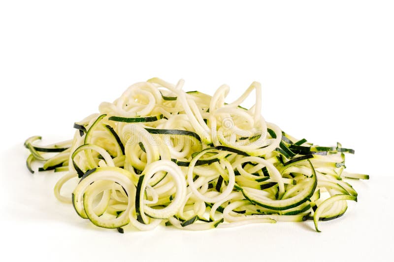Zucchininudlar som isoleras på vit arkivfoto Zucchininudlar som isoleras på vit arkivfoto