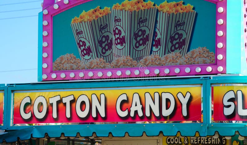 Zuckerwatte und Popcorn stehen am Karneval