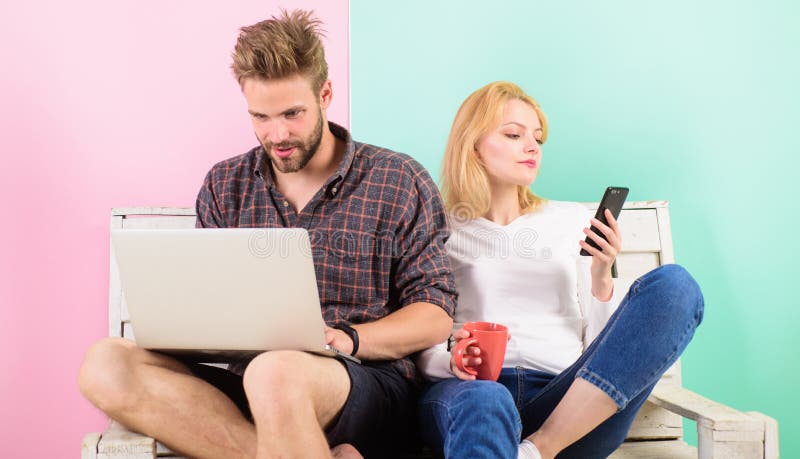 Zufriedene Schöpfer der Paare arbeiten mit Laptop und Smartphone Moderner Beruf Mannmädchen schaffen zufriedenes Blogsoziales net