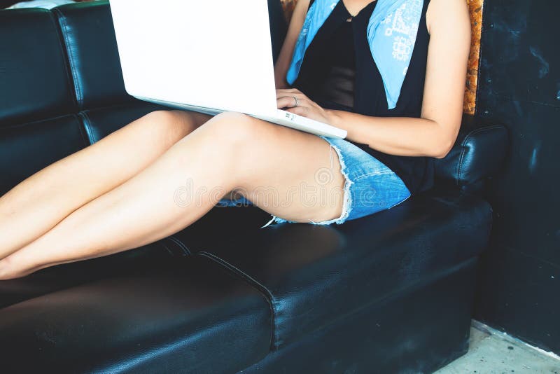 Zufällige Art Asiatin, die zu Hause arbeitet Online kaufen oder Anwendung des Sozialen Netzes stockbilder Zufällige Art Asiatin, die zu Hause arbeitet Online kaufen oder Anwendung des Sozialen Netzes stockbilder