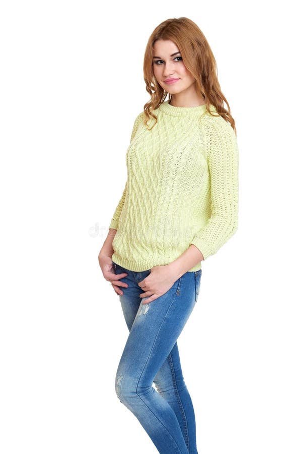 Zufällige gekleidete Jeans des jungen Mädchens und grüne eine Strickjacke, die im Studio auf weißem Hintergrund aufwirft lizenzfreies stockfoto Zufällige gekleidete Jeans des jungen Mädchens und grüne eine Strickjacke, die im Studio auf weißem Hintergrund aufwirft lizenzfreies stockfoto