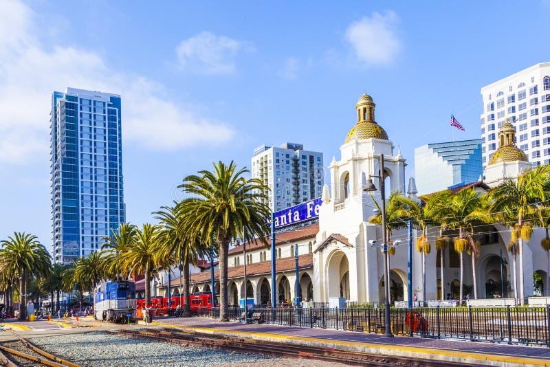 Zug kommt am Bahnhof Union in San Diego, USA an lizenzfreie stockfotos Zug kommt am Bahnhof Union in San Diego, USA an lizenzfreie stockfotos