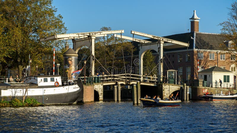 Zugbrücke über Amsterdam-Kanalfluß, am 13. Oktober 2017 lizenzfreies stockbild Zugbrücke über Amsterdam-Kanalfluß, am 13. Oktober 2017 lizenzfreies stockbild