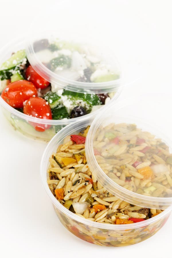 Zugebereitete Salate in den takeout Behältern stockbilder