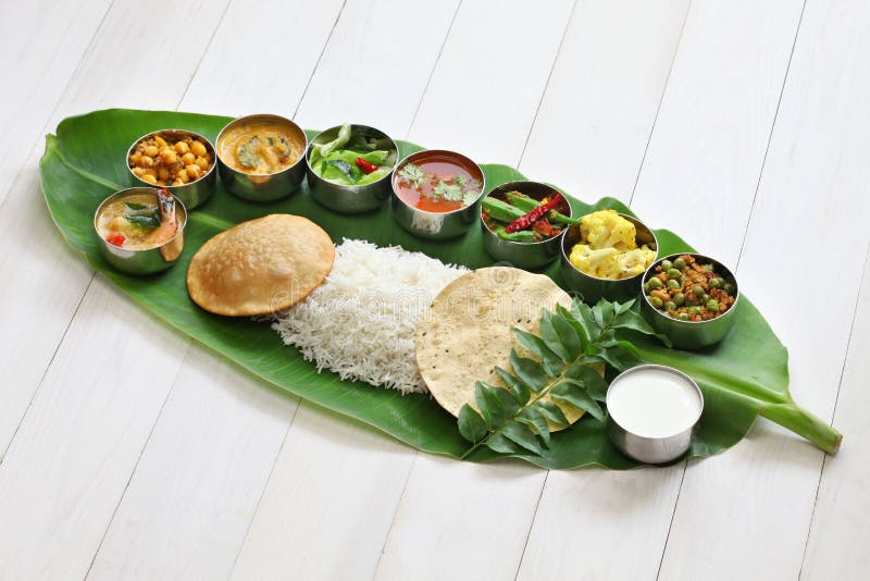 Zuiden Indische die maaltijd op banaanblad wordt gediend