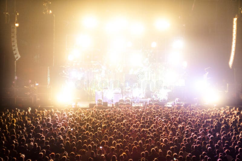 Zujubelnde Massen in einem Konzert stockfotos Zujubelnde Massen in einem Konzert stockfotos
