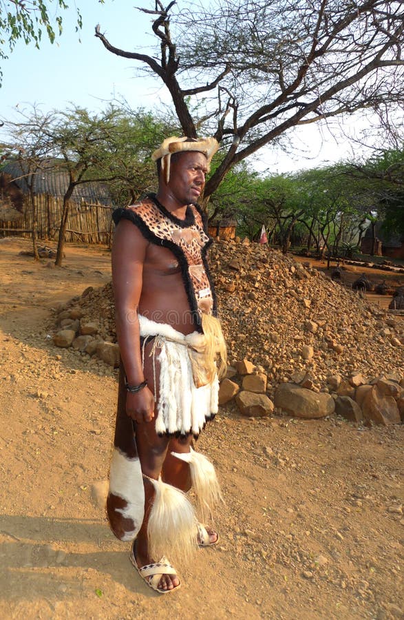 Zulu wojownik przy Wielkim Kraal w Shakaland zulu wiosce, Soth Afryka