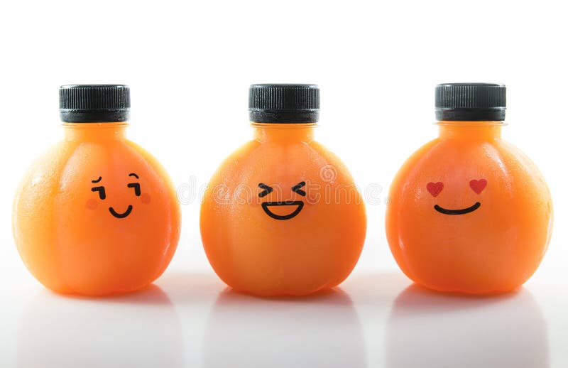 Zumo de naranja en una botella esférica plástica con la cara emocional foto de archivo libre de regalías Zumo de naranja en una botella esférica plástica con la cara emocional foto de archivo libre de regalías