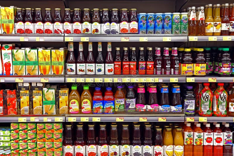 Zumos de fruta en botellas en el supermercado imágenes de archivo libres de regalías Zumos de fruta en botellas en el supermercado imágenes de archivo libres de regalías