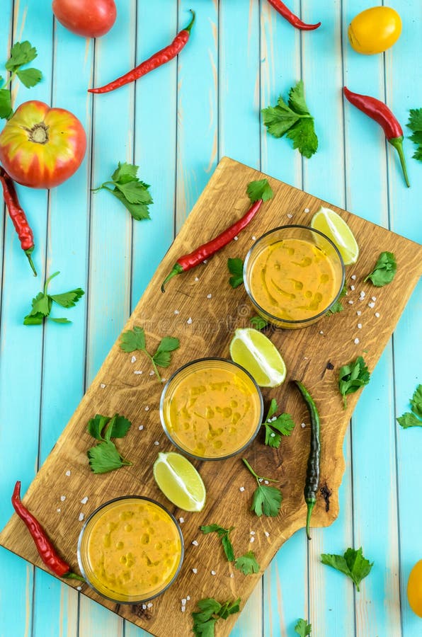 Zuppa di verdure fredda ed ingredienti della minestra del pomodoro sopra il fondo di legno del turchese immagine stock libera da diritti Zuppa di verdure fredda ed ingredienti della minestra del pomodoro sopra il fondo di legno del turchese immagine stock libera da diritti