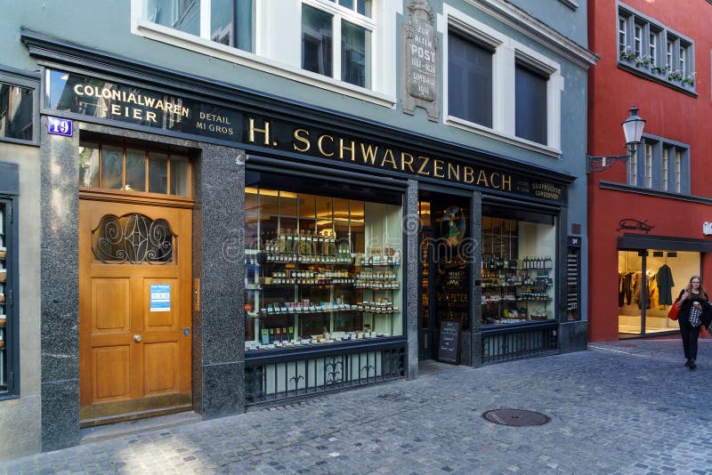 Zurich Szwajcaria, Październik, - 16, 2017: Gabloty wystawowe i signboar zdjęcia stock Zurich Szwajcaria, Październik, - 16, 2017: Gabloty wystawowe i signboar zdjęcia stock