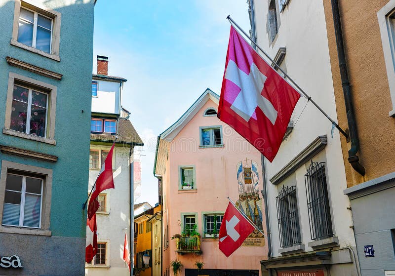 Zurich Szwajcaria, Wrzesień, - 2, 2016: Flagi na ulicie w starym miasteczku Zurich, Szwajcaria obrazy stock Zurich Szwajcaria, Wrzesień, - 2, 2016: Flagi na ulicie w starym miasteczku Zurich, Szwajcaria obrazy stock
