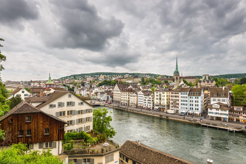 Zurich, vieille ville et rivière de Limmat un jour nuageux, Suisse photos stock Zurich, vieille ville et rivière de Limmat un jour nuageux, Suisse photos stock