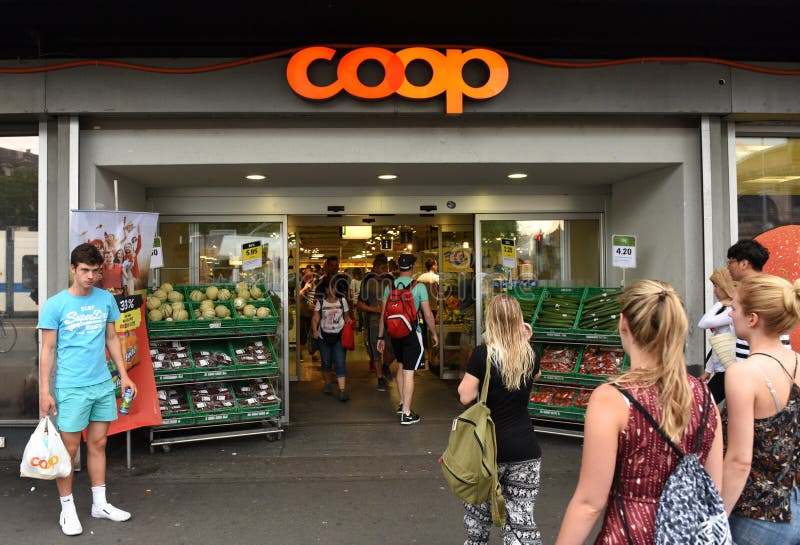 Zurique, Suíça - 3 de junho de 2017: Entrada no supermercado fotografia de stock Zurique, Suíça - 3 de junho de 2017: Entrada no supermercado fotografia de stock