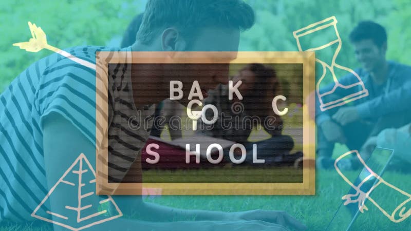 Zurück in den Schultext auf Holzschiefer gegen kaukasische männliche Schülerin, die mit Laptop auf dem Gras stock video footage