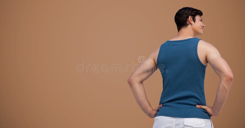 Zurück vom Mann im Trainingsgang gegen braunen Hintergrund lizenzfreie stockfotos Zurück vom Mann im Trainingsgang gegen braunen Hintergrund lizenzfreie stockfotos