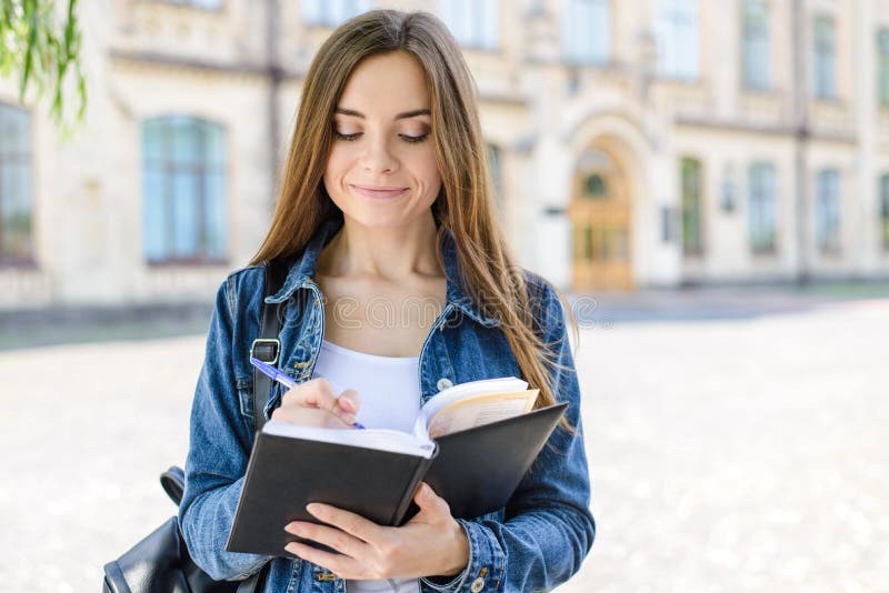 Zurück zu Schule! Am 1. September! Lebensstilkonzept des geselligen Menschen Schließen Sie herauf Fotoporträt des schönen recht a stockfotos Zurück zu Schule! Am 1. September! Lebensstilkonzept des geselligen Menschen Schließen Sie herauf Fotoporträt des schönen recht a stockfotos