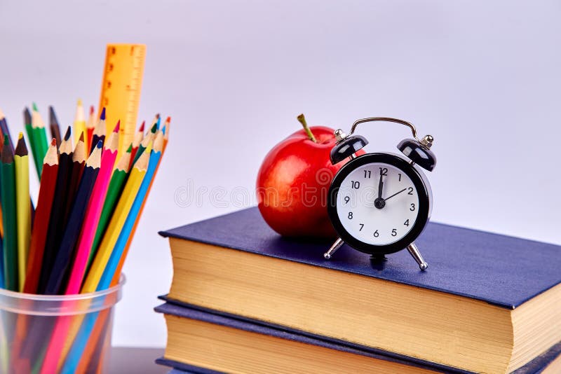 Zurück zu Schulezubehör lizenzfreies stockbild Zurück zu Schulezubehör lizenzfreies stockbild