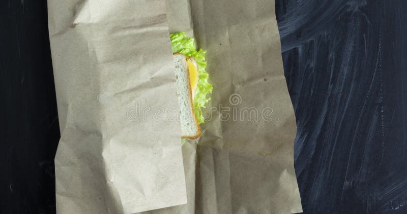 Zurück zu Schulkonzeptsandwichsaft und -apfel auf Tafel. Stopp Bewegungsanimation stock footage