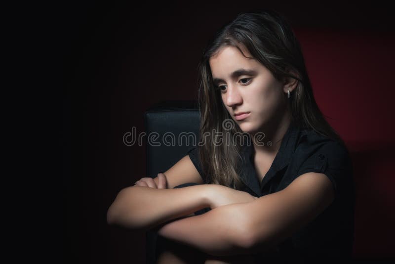 Zurückhaltendes Porträt einer traurigen Jugendlichen lizenzfreies stockfoto Zurückhaltendes Porträt einer traurigen Jugendlichen lizenzfreies stockfoto