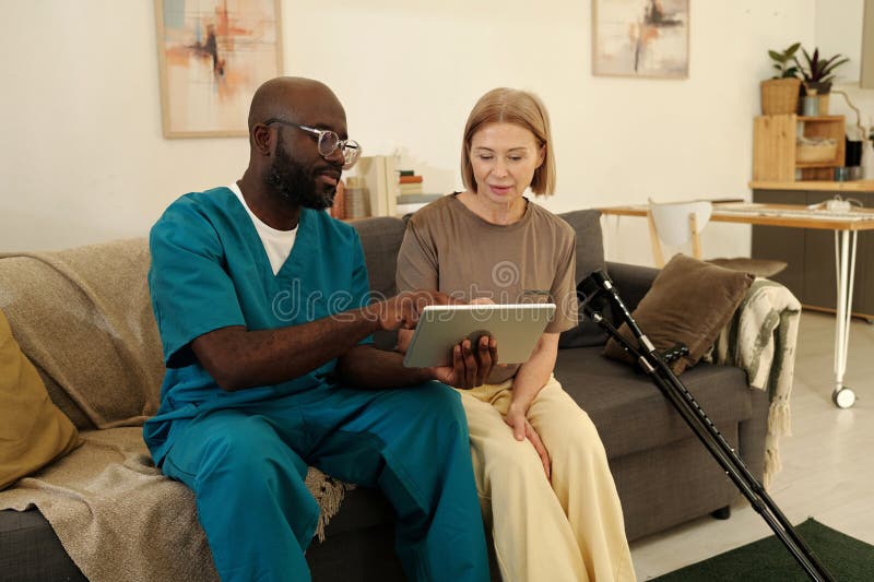 Zusammenarbeit auf Tablet-Geräten bei Home-Einstellung lizenzfreies stockfoto