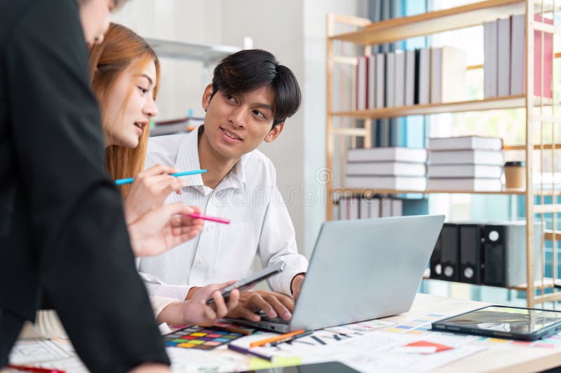 Zusammenarbeit beim Entwurf von Benutzerschnittstellen. Engagierte Unterhaltung unter Designern, die benutzerfreundliche App-Erleb lizenzfreies stockfoto