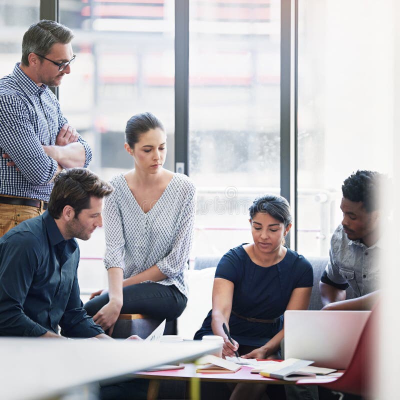 Zusammenarbeit und Planung von Geschäftsleuten im Arbeitsbereich für Partnerschaftsdiskussionen oder Kreativagenturen. Start lizenzfreie stockfotografie