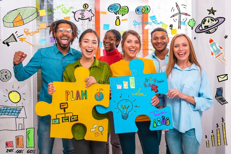 Zusammenarbeit von Partnern, die mit Puzzle an einem neuen kreativen Geschäftsprojekt arbeiten stockbild