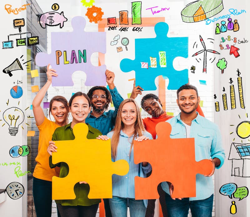 Zusammenarbeit von Partnern, die mit Puzzle an einem neuen kreativen Geschäftsprojekt arbeiten lizenzfreie stockfotos