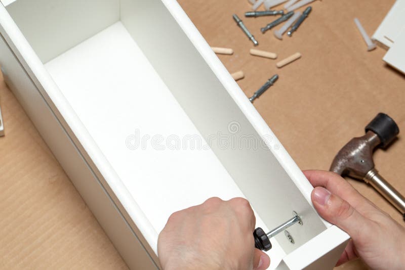 Zusammenbauen von Möbeln, Nahaufnahme des Werkzeugs in der Hand stockbilder Zusammenbauen von Möbeln, Nahaufnahme des Werkzeugs in der Hand stockbilder