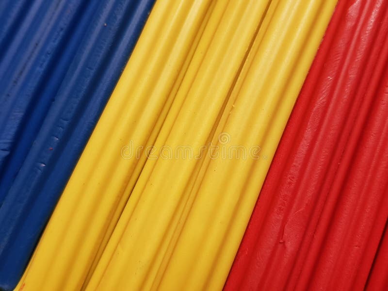 Zusammenfassung mit Plasticinestangen in der blauen, gelben und roten Farbe, im Hintergrund und in der Beschaffenheit lizenzfreie stockfotos Zusammenfassung mit Plasticinestangen in der blauen, gelben und roten Farbe, im Hintergrund und in der Beschaffenheit lizenzfreie stockfotos